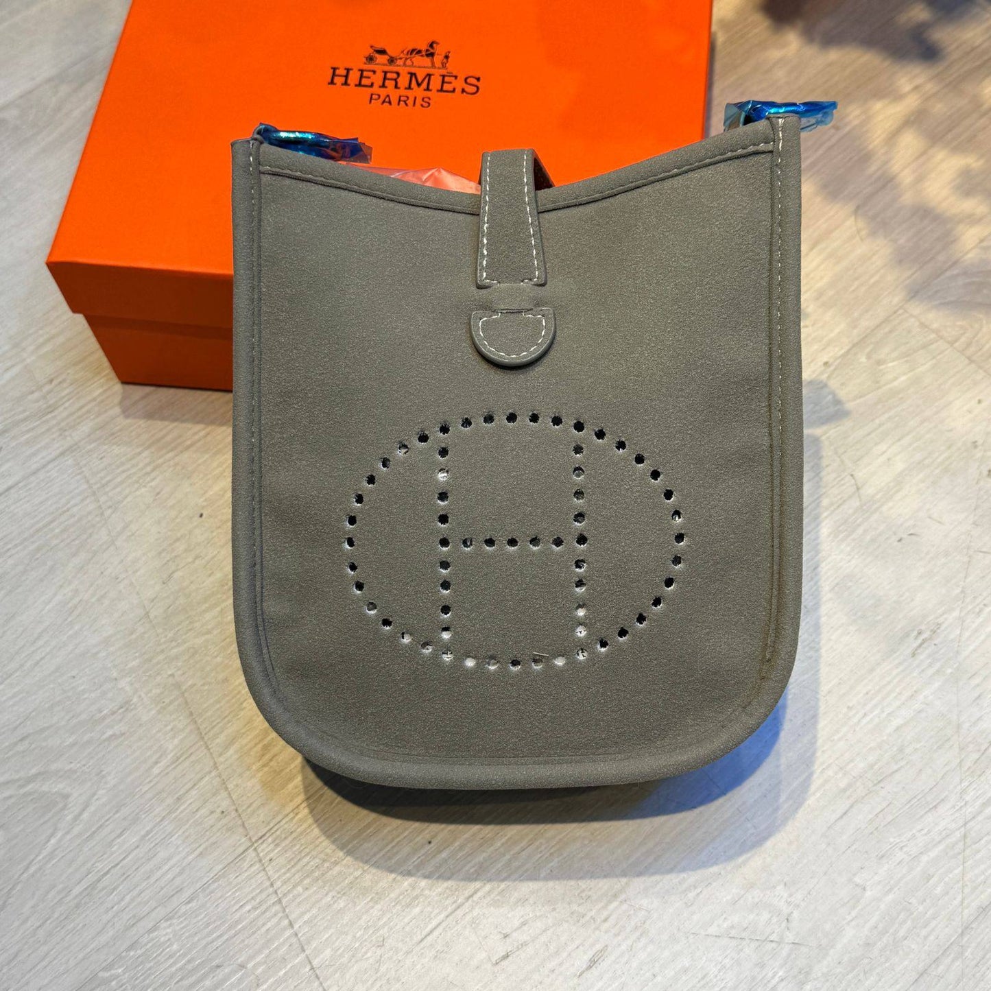 Hermes Evelyne
18cm
90 dhs
with BOX
🎁🎁🎁
Zain44
Zain254
♥️♥️♥️
