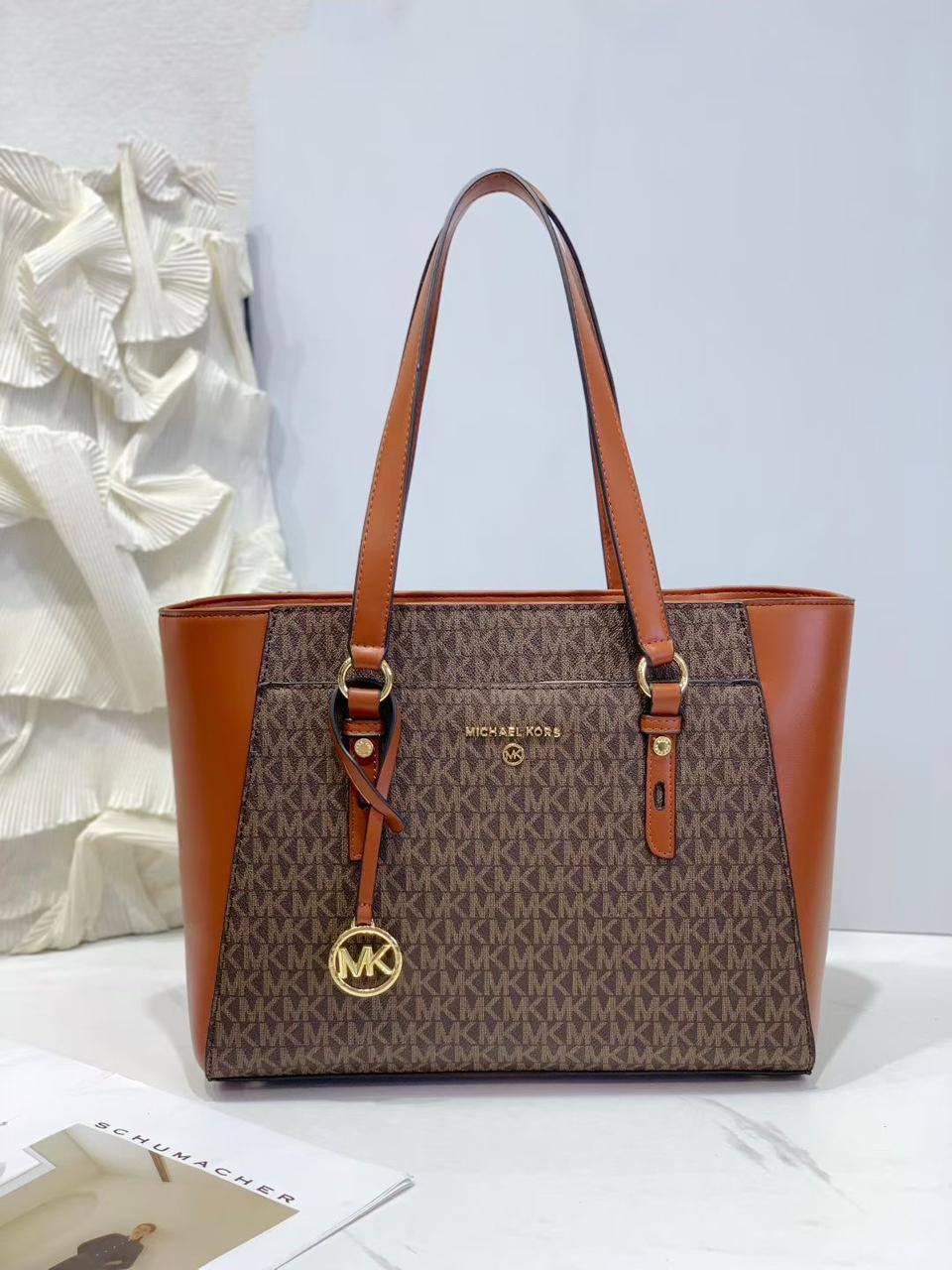 💝 MK Tote
1⃣️ First quality
Size : 40 * 12 cm
90 dhs🪙🌨️
Zain115
♥️♥️♥️