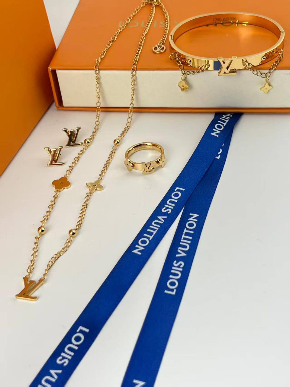 Stainless steel SET 💯*
Necklace ❤️🩹
Earring 🍁
Breslat ❣️
Ring 💍 free size
With normal boxes 📦
And paper bag 🛍️
45 dhs🪙🌨️
Zain216
♥️♥️♥️