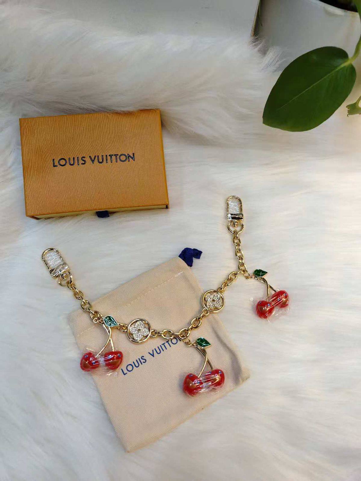 LV
80 dhs🌺
Zain107
♥️♥️♥️
Charms