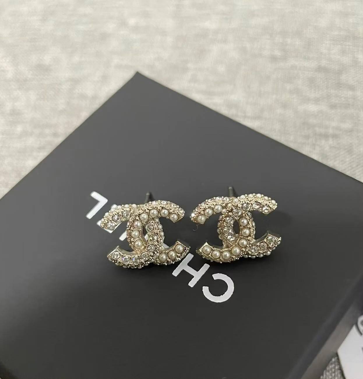 CHANEL
Earring✨
Master quality 💯
With normal boxes 🗃️
50 dhs🇦🇪🇦🇪
With master box 📦
60 dhs🇦🇪🇦🇪
Zain216
♥️♥️