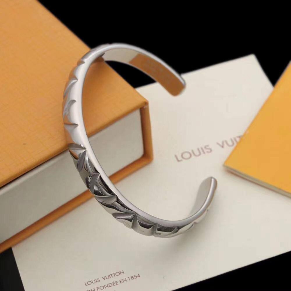 Lv MEN BRACELET
MASTER💫✨⭐
55 dhs🌺
WITH BOX AND PAPER BAG🛍️🎁
Zain89
♥️♥️♥️