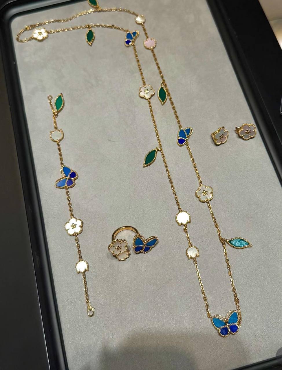 SET VCA
NECKLACE BRACELET EARRINGS RING
330 DHS✅
WITH BOX AND PAPER BAG 🎁🛍️
Zain89
♥️♥️♥️