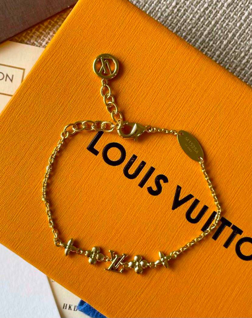 LV Bracelet* 🎲
Master quality
*45* AED normal box 📦
Zain48
♥️♥️♥️