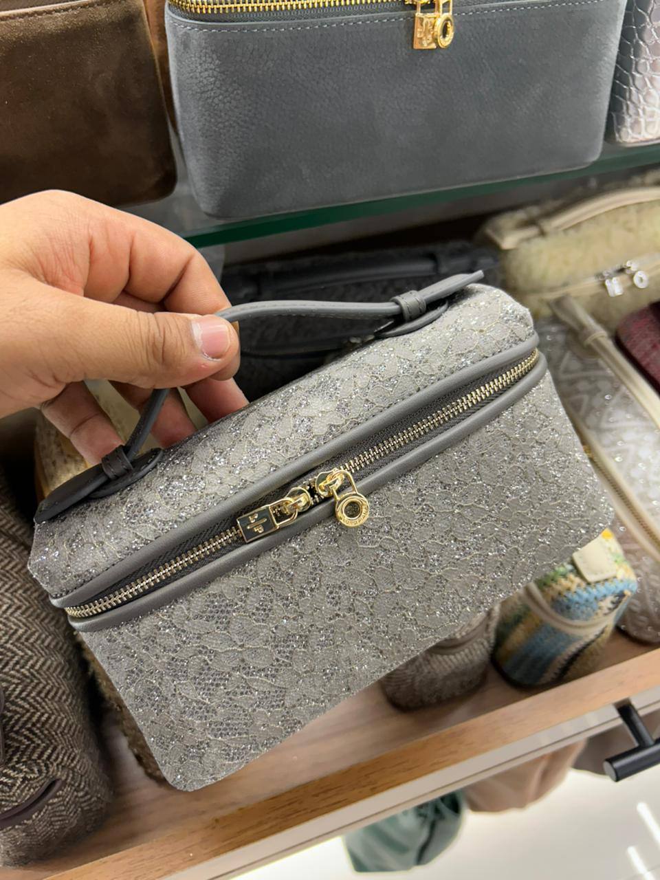 Master loro piana
350 dhs
Zain167
♥️♥️♥️