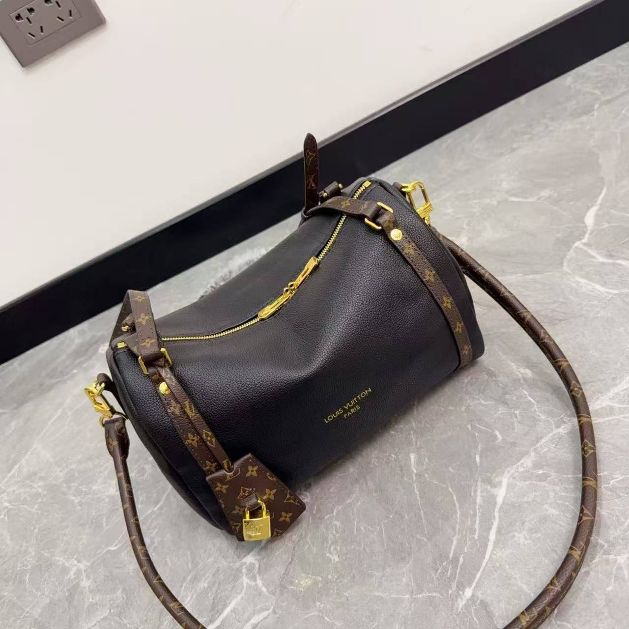 LV
Master
Size 25cm
170 dhs🪙🌨️
Zain132
♥️♥️♥️