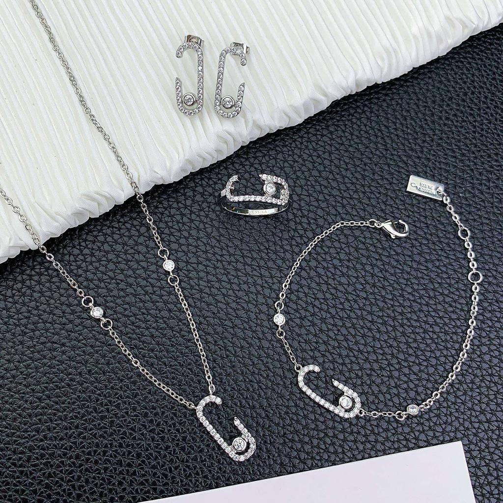 MESSIKA SET
MASTER ✨💫
NECKLACE BRACELET EARRINGS
WITH BOX AND PAPER BAG 🛍️🎁
140 DHS✅
Zain89
♥️♥️♥️