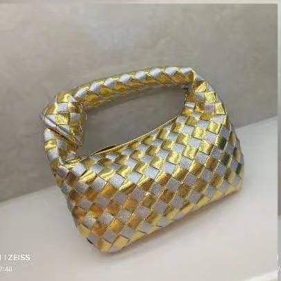 Bottega
100 dhs🇦🇪🇦🇪
with box
Zain26
♥️♥️♥️