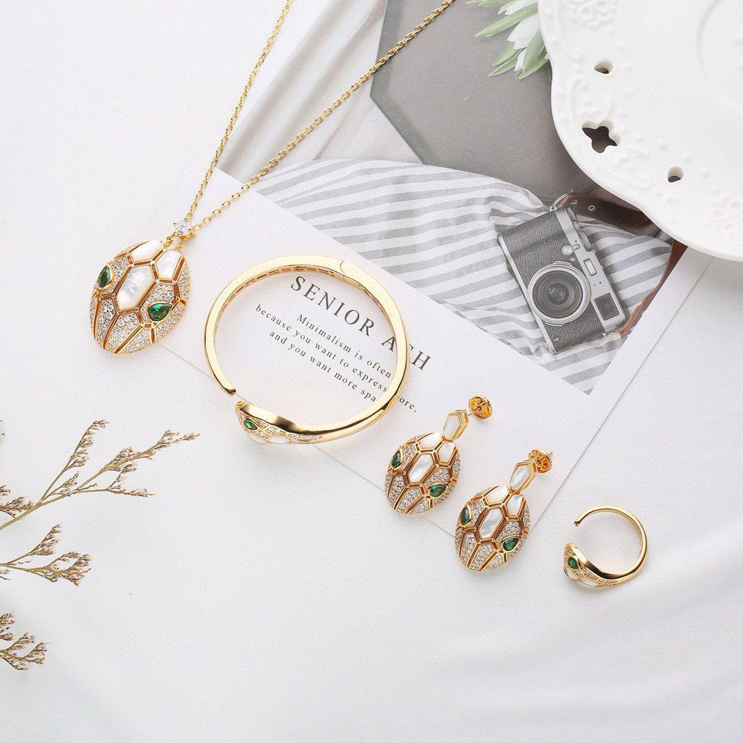 BVLGARI SET
MASTER💫✨
NECKLACE BANGLE EARRING RING
280 DHS✅
WITH BOX AND PAPER
BAG🛍️🎁
Zain89
♥️♥️♥️