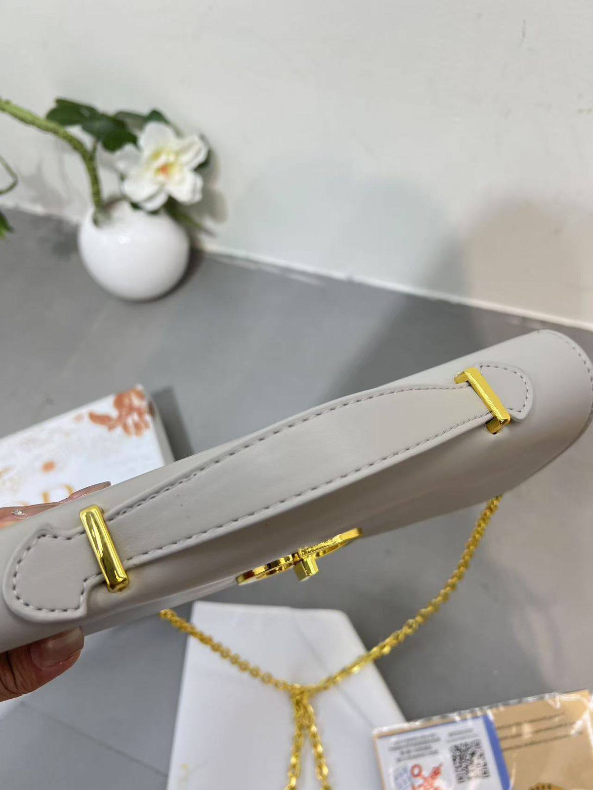 CHRISTIAN DIOR
ᴍᴏɴᴛᴀɪɢɴᴇ ʙᴀɢ
ᴄᴀɴᴠᴀs & ʟᴇᴀᴛʜᴇʀ ᴍᴀᴛᴇʀɪᴀʟ
ᴡɪᴛʜ ᴄʜᴀɪɴ
sɪᴢᴇ : 24 cm
ᴡɪᴛʜ BOX
🎁🎁🎁
65 dhs💚
Zain31
♥️♥️♥️