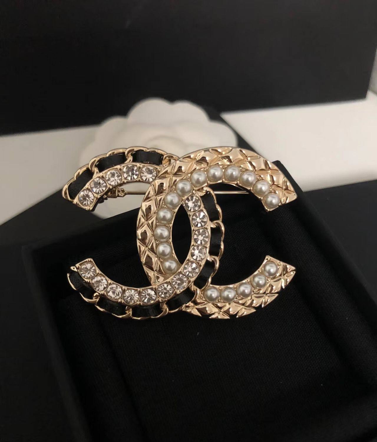 CHANEL❤️🔥*
BROOSH🦋
Master quality 💯
With normal boxes 📦
50 dhs❣️
With master box 🗃️
60 dhs❣️
Zain216
♥️♥️♥️