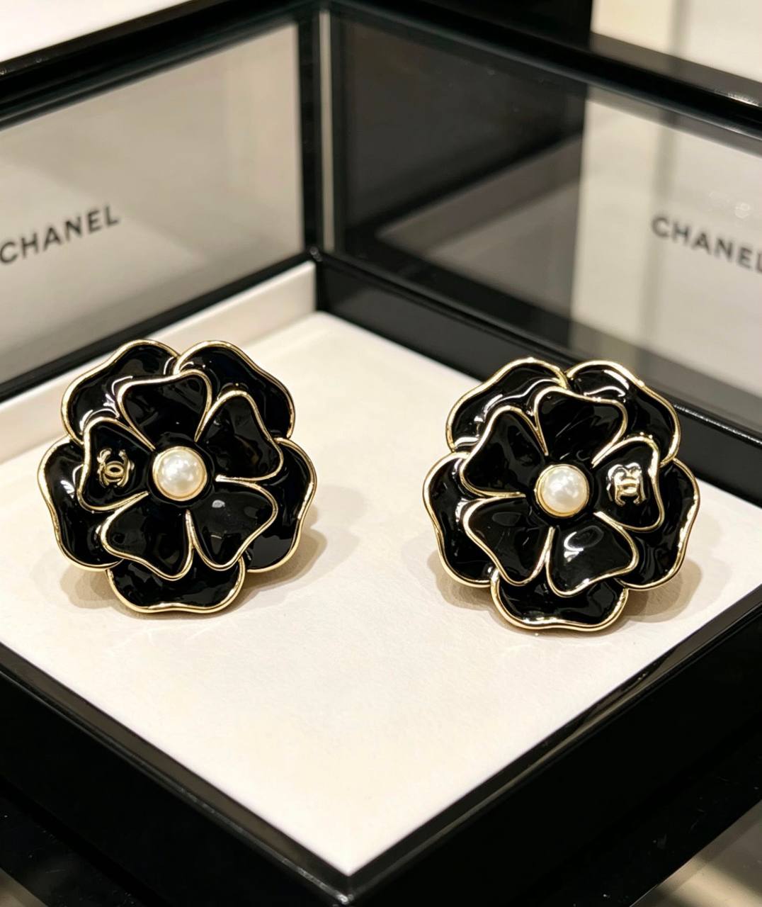 CHANEL❤️🔥*
Necklace 🦋
Earring✨
Master quality 💯
With normal boxes 🗃️
100 dhs✅
With master box 📦
130 dhs✅
Zain216
♥️♥️♥️