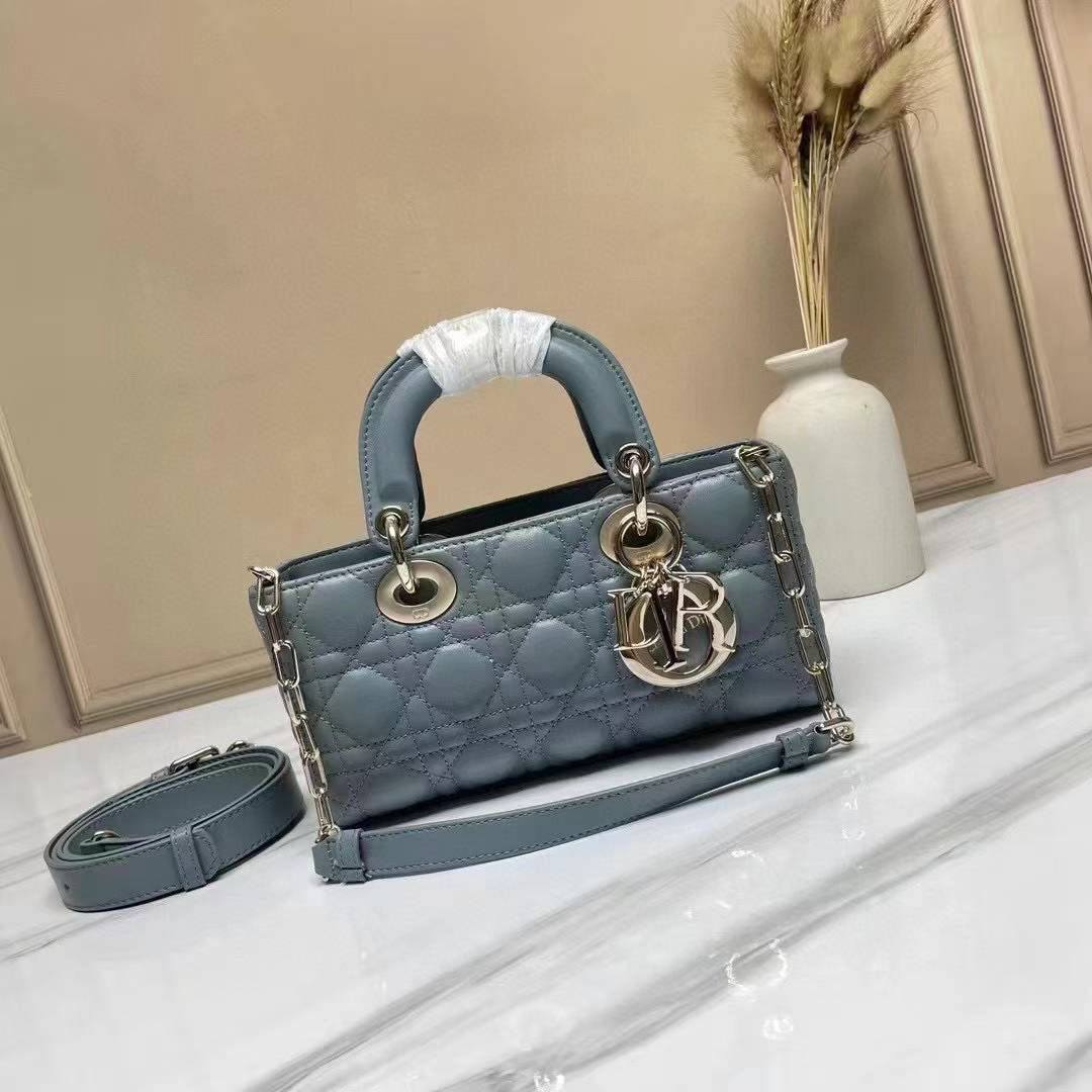 Dior Master
Dior 💕🙋🏻♀️
22cm🫶🏼
320 dhs✅
Zain228
♥️♥️♥️