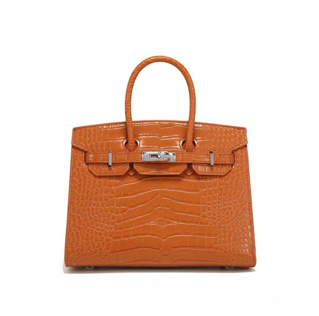 Hermes
100 dhs🇦🇪🇦🇪
size 25×11×19cm
Zain213
♥️♥️♥️