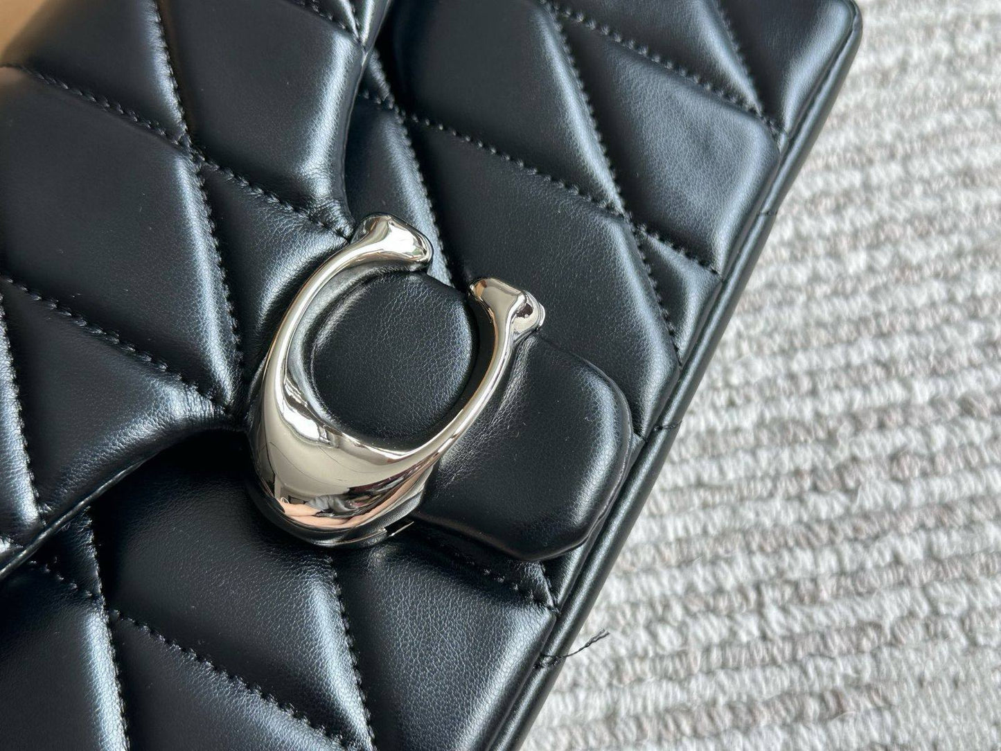 COACH
NEW CAME GOOD QUALITY
WITH BOX
🎁🎁🎁
115 dhs❣️
Size: 25 cm
Zain39
♥️♥️♥️