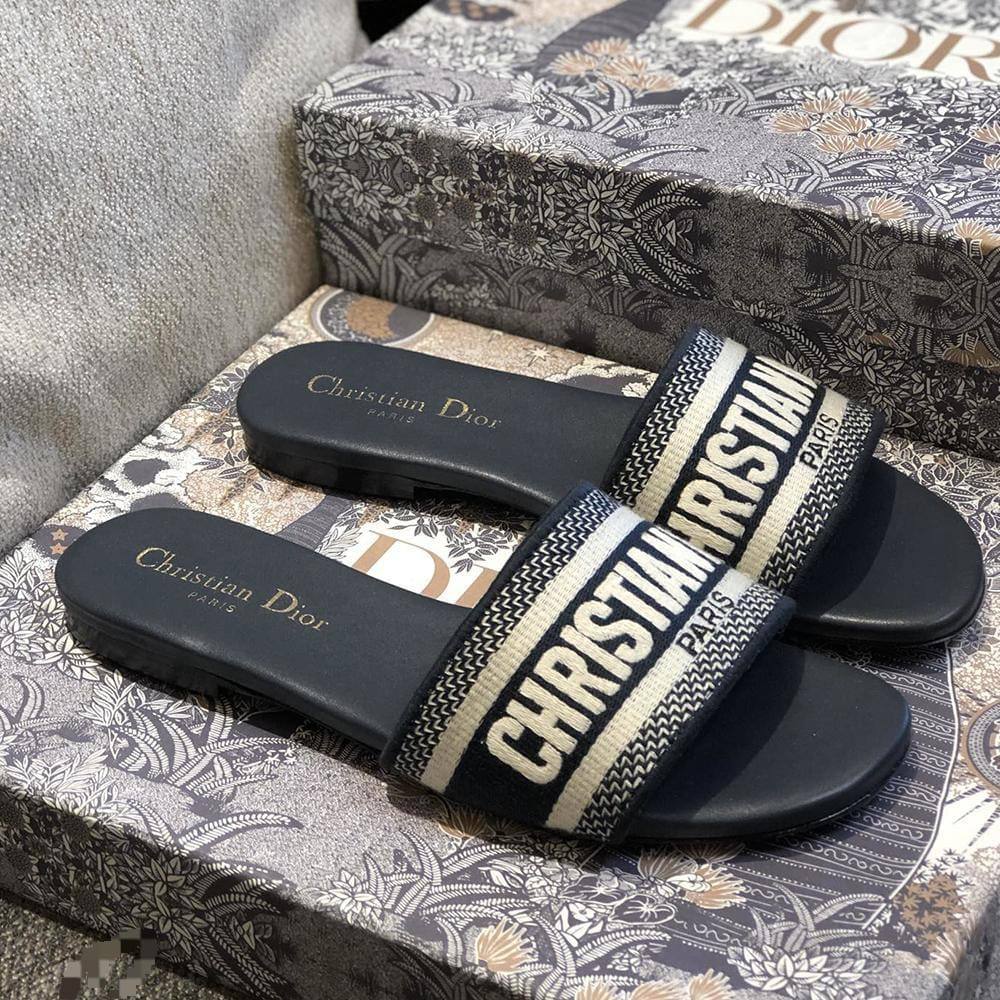 DIOR
☘️ *SIZE 36 to 41 ☘️
180 dhs👑
Zain224
♥️♥️♥️