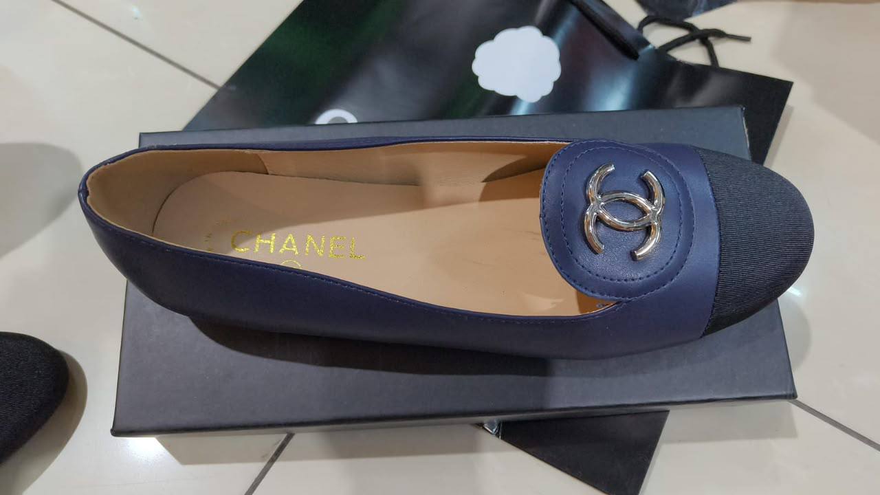 Chanel
Size 37 to 42(size little big)
110 dhs🇦🇪🇦🇪
Zain146
♥️♥️♥️