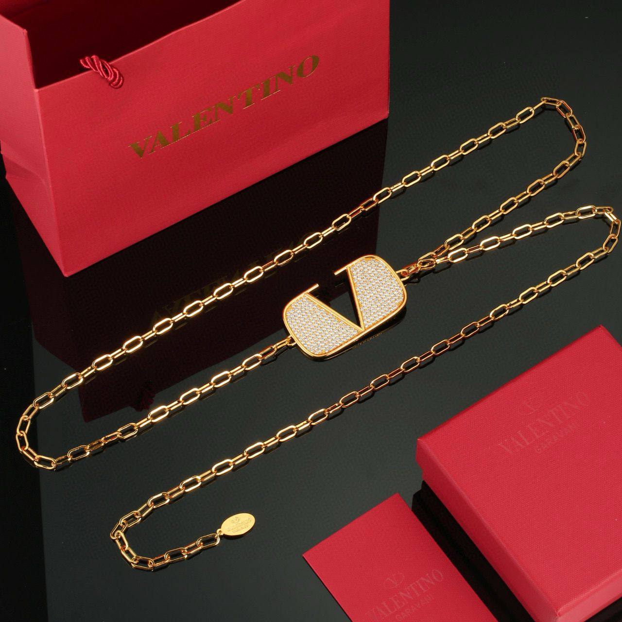 65 DHS✅
MASTER QUALITY 💫✨
WITH BOX AND PAPER BAG🎁🛍️
Zain89
♥️♥️♥️