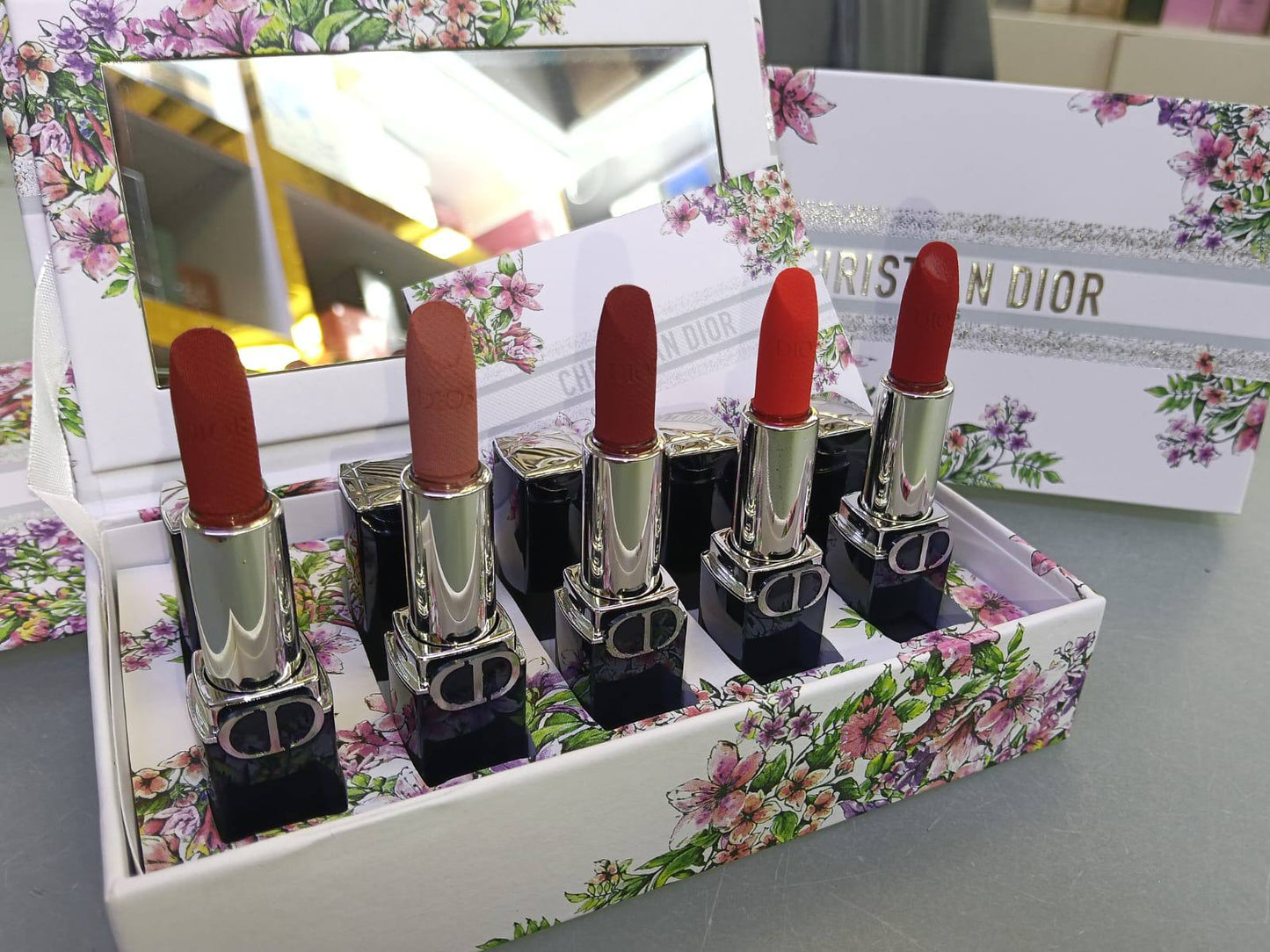 DIOR LIPSTICK SET
60 dhs❣️
Zain01
♥️♥️♥️