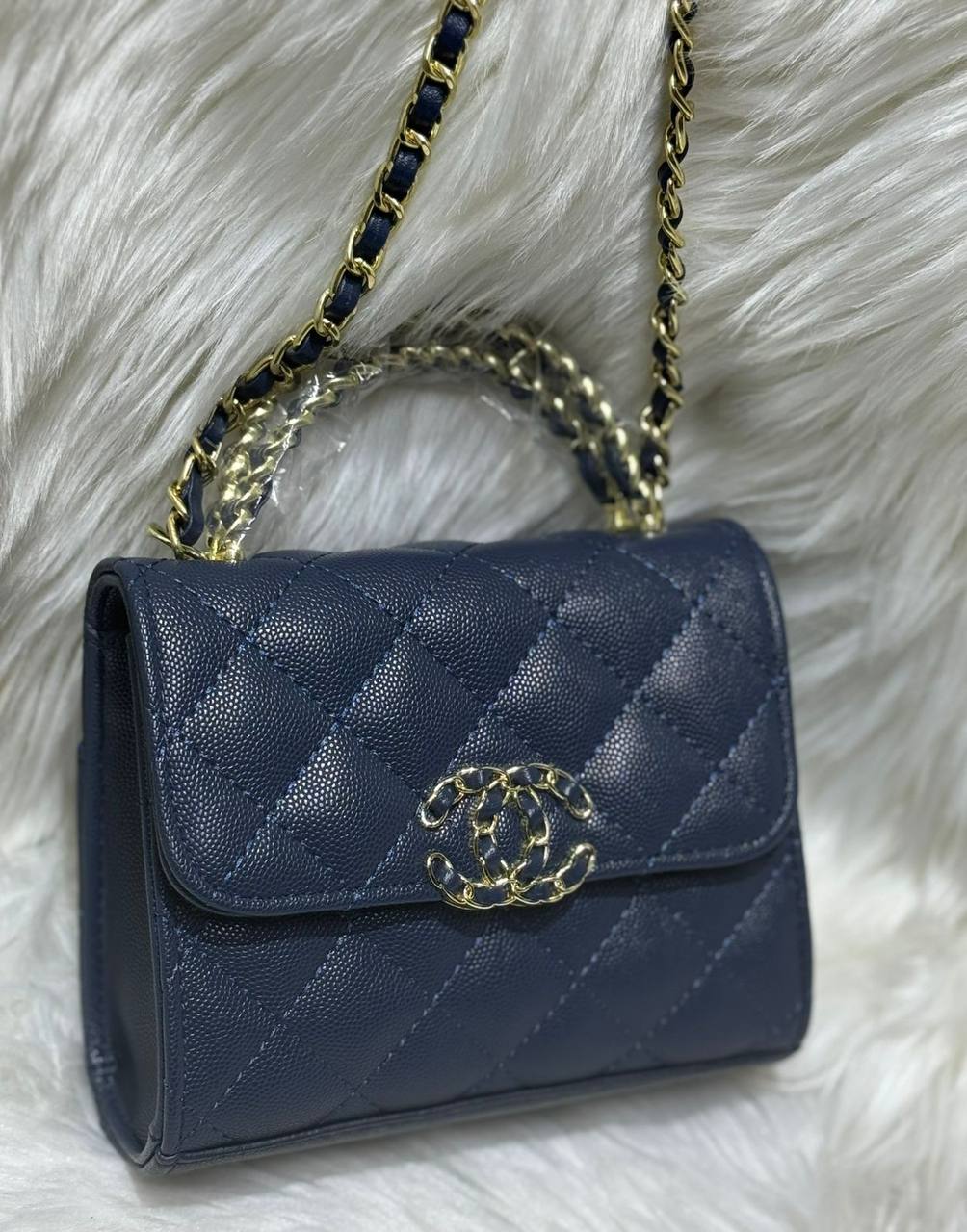 Chanel
good quality, comes
with box,
🎁🎁🎁
size,16* 13 cm
75 dhs🪙💕
Zain12
♥️♥️♥️