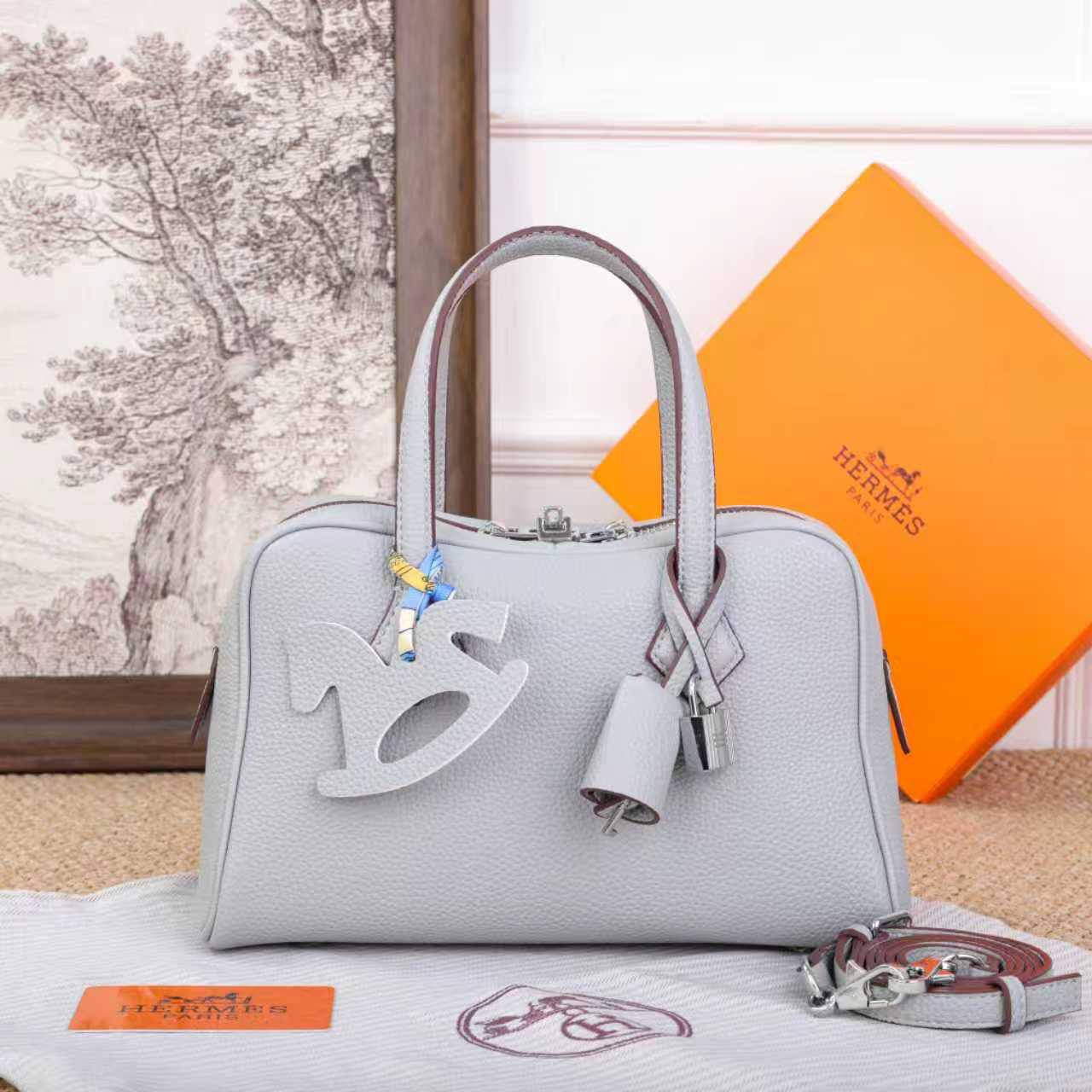 🌹 Hermes Boston
1️⃣ First quality +🎁
Size : 25 * 16 cm
95 dhs✅
with box 🎁
Zain115
♥️♥️♥️