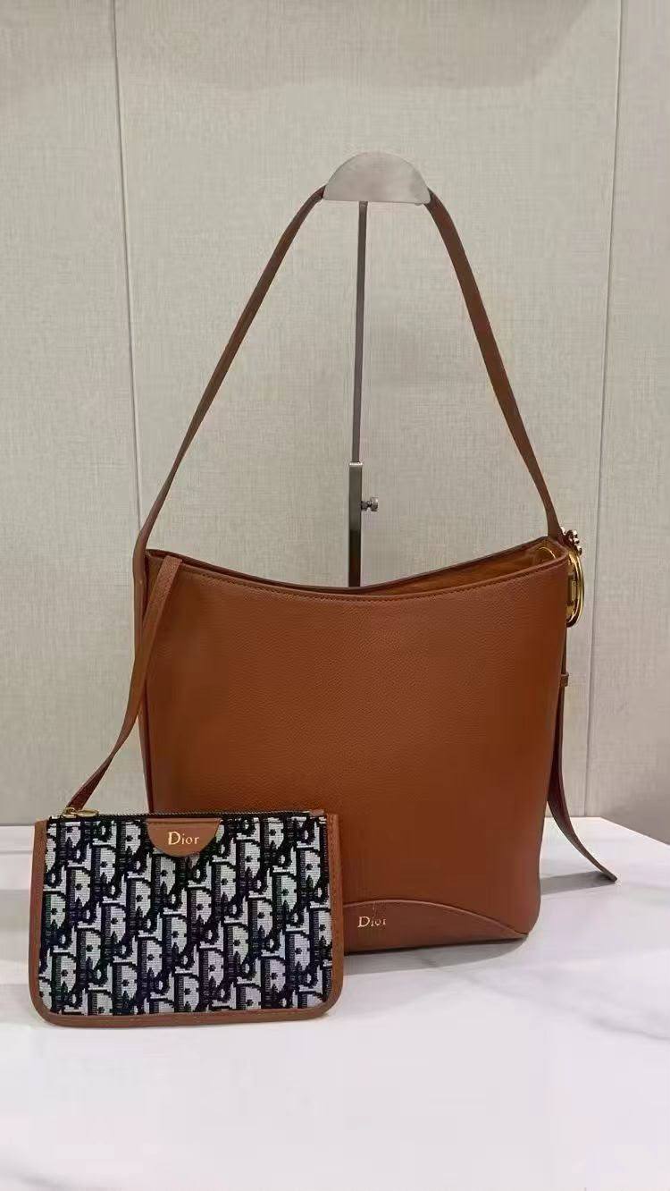 DIOR
SIZE 26CM
125 dhs🇦🇪🇦🇪
Zain244
♥️♥️♥️