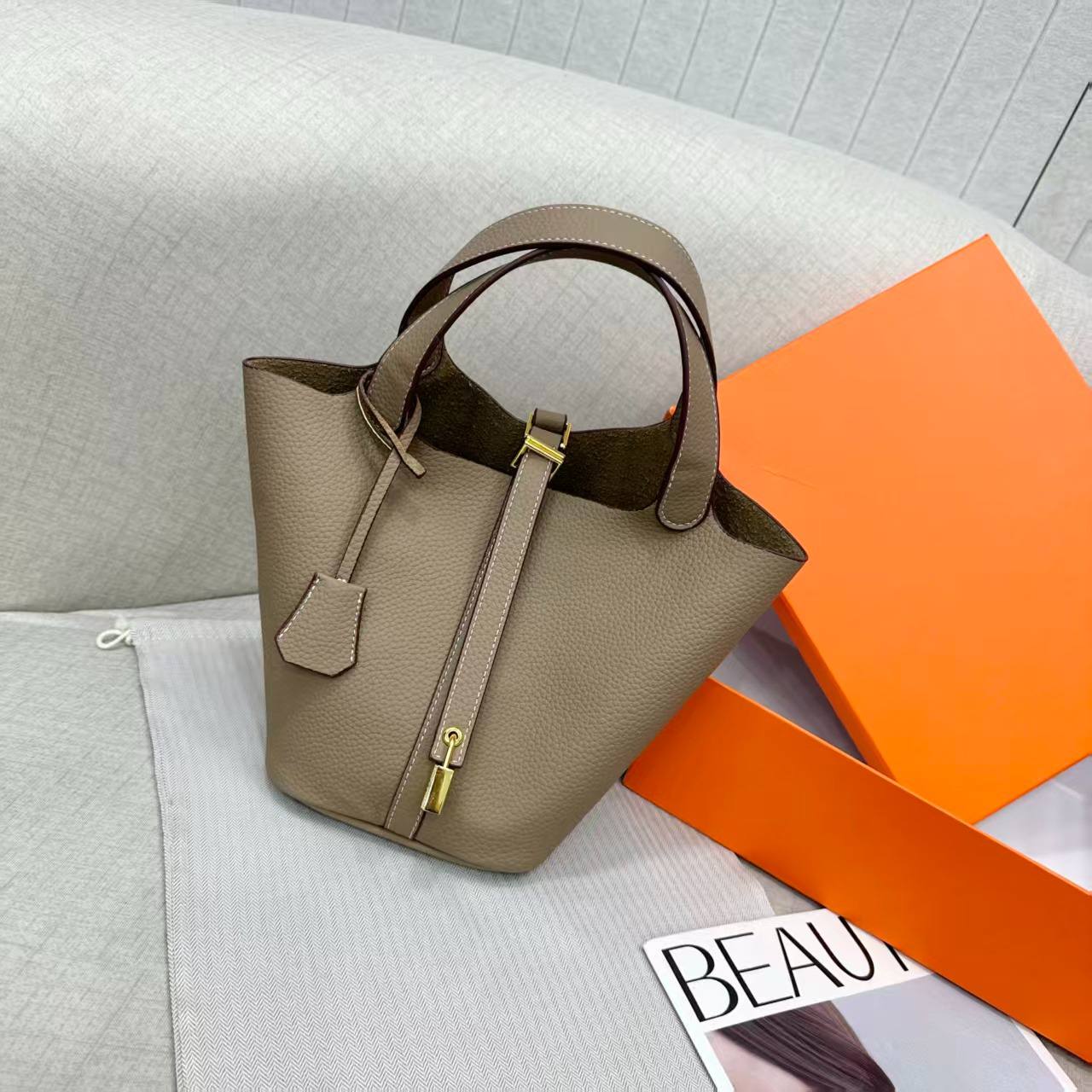 HERMES
Best quality with box
120 dhs💓
size 15CM
Zain290
♥️♥️♥️