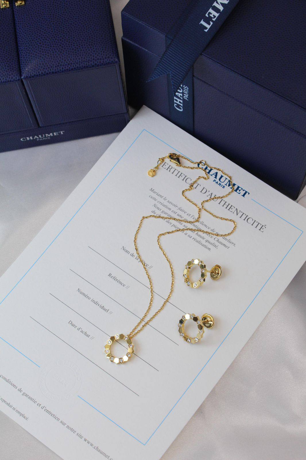 CHAUMET 🤍💙
* ↗️ *Super Master Quality
* BEE DE CHAUMET SMALL MODEL PENDANT & EARINGS
Necklace with Earings
*240 dhs👑* with *Normal* Box & Bag
*325 dhs👑* with *Orignal* Packaging 🎁
Zain209
♥️♥️♥️