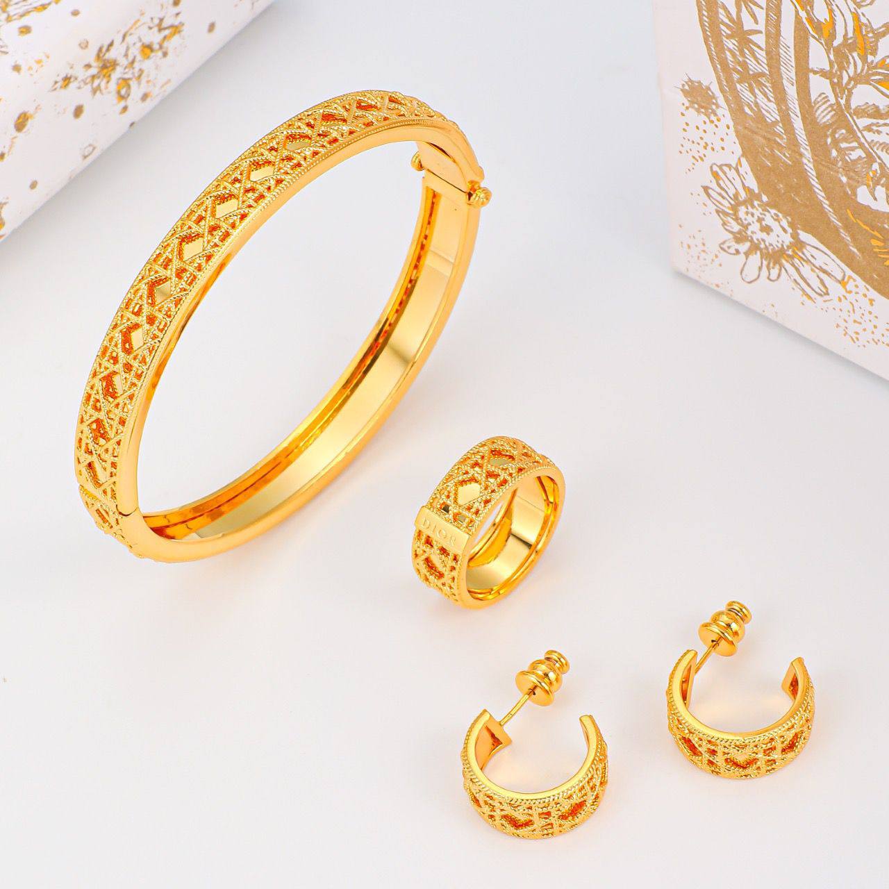 DIOR
170 dhs✅ SET💫✨
BANGLE
RING
EARRING
SET WITH BOX AND PAPER BAG🎁🛍️
Zain89
♥️♥️♥️