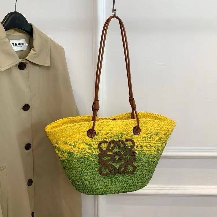 LOEWE
Size 48cm
100 dhs🇦🇪🇦🇪
Zain04
♥️♥️♥️
