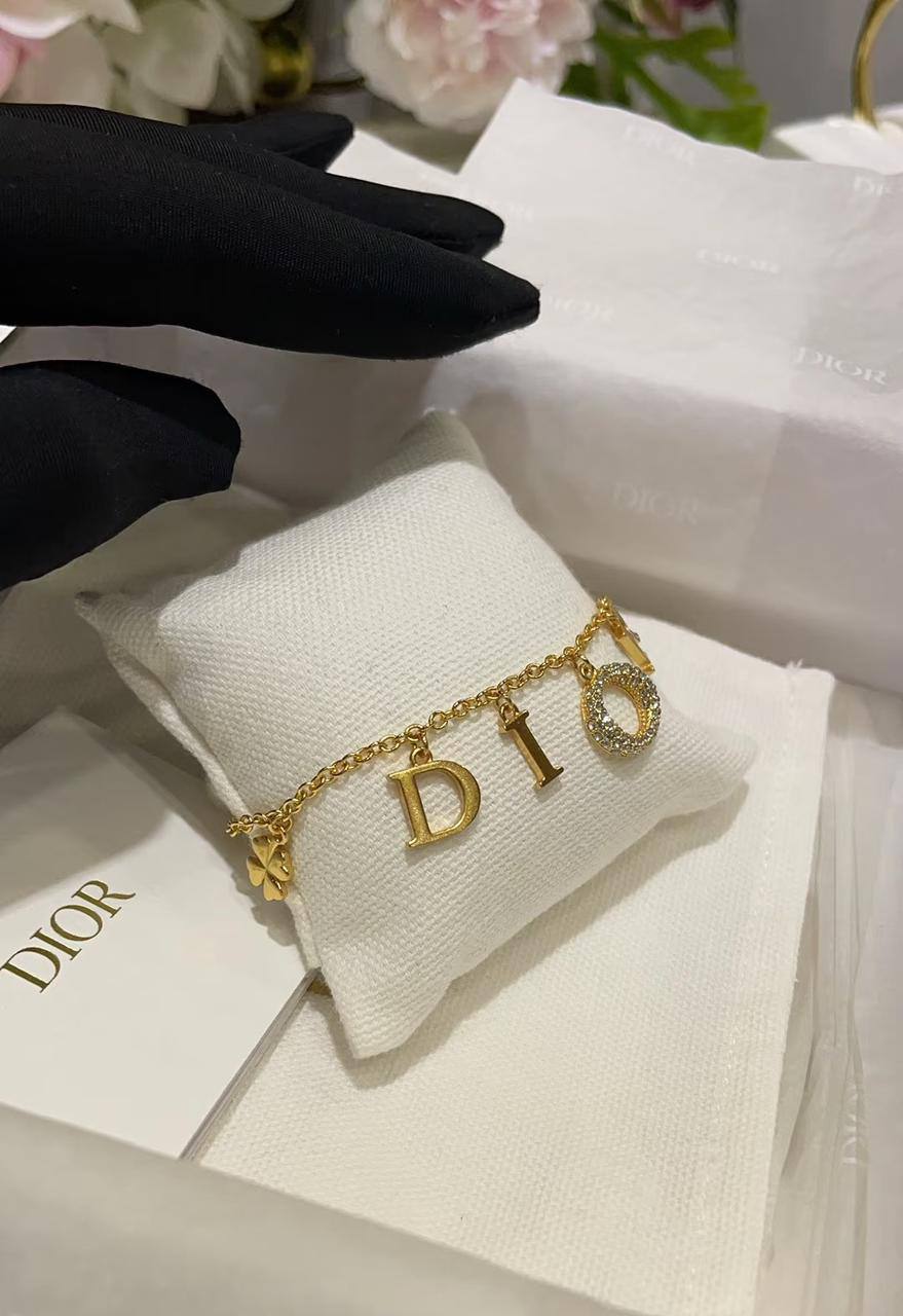 Dior Set* 🎊
Necklace
Earrings
Bracelet
Master Quality 💎
130 dhs🪙🌨️
normal box 📦
Zain48
♥️♥️♥️