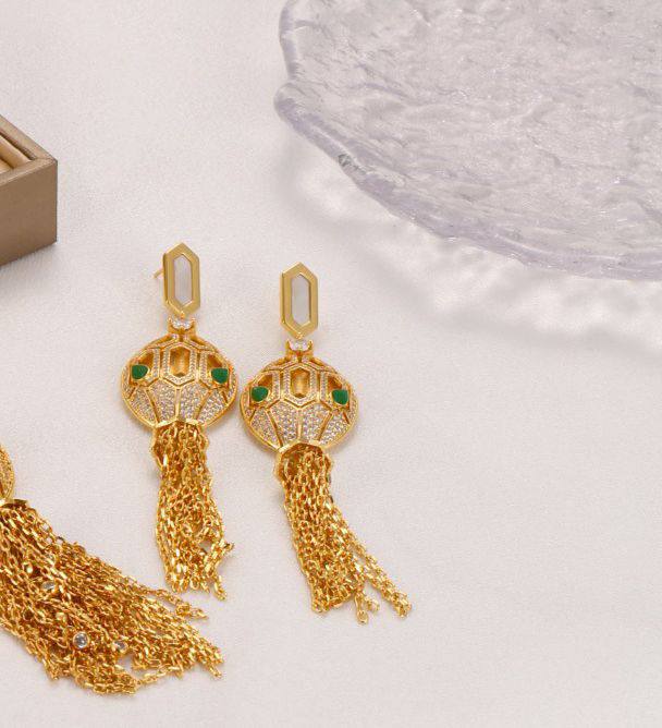 BVLGARI ❤️🔥*
Earring 🍁
Master quality 💯
With normal boxes 🗃️
125 dhs✅
With master box 📦
160 dhs✅
Zain216
♥️♥️♥️