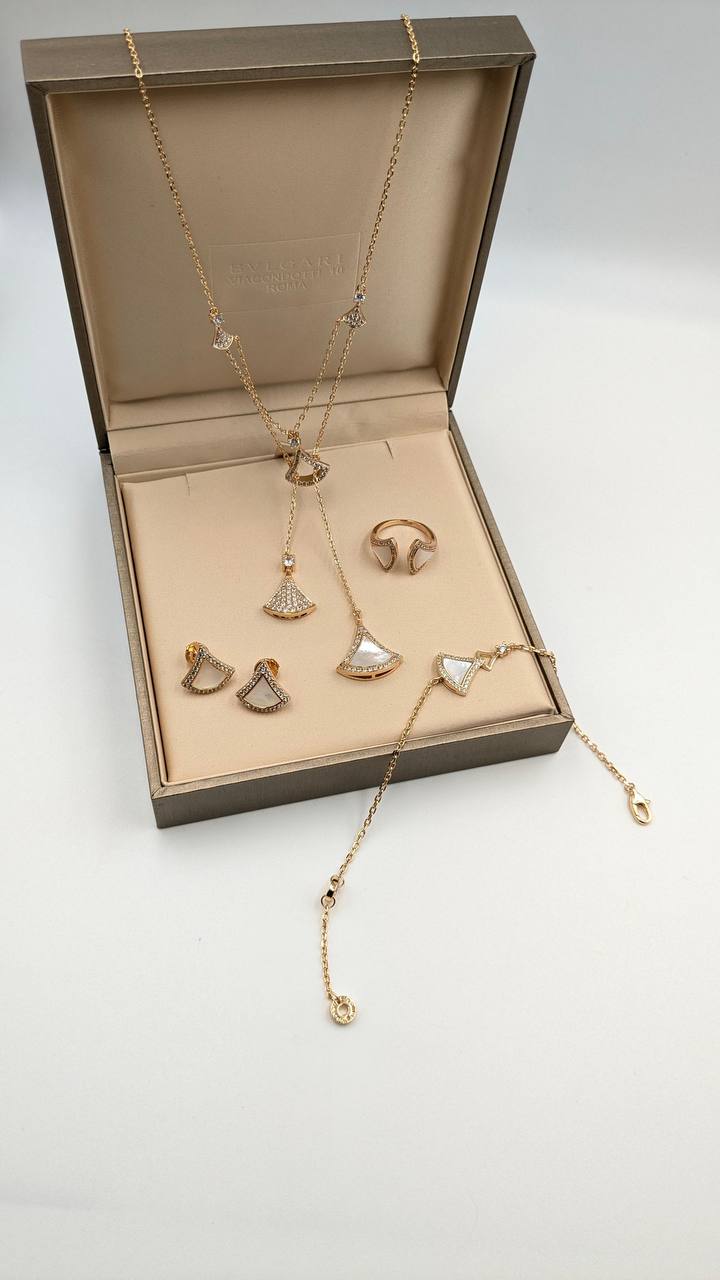 Bvlgari
*Master Quality*
*Necklace, Earrings, Bracelet & Finger Ring
250 dhs🪙💕 with Normal Box 🎁
270 dhs🪙💕 with Good Box 🎁
290 dhs🪙💕with Master Box 🎁
Zain210
♥️♥️♥️