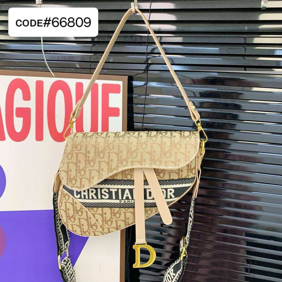 CHRISTIAN DIOR
SADDLE CROSS BAG
ᴡɪᴛʜ sʜᴏᴜʟᴅᴇʀ ʙᴀɢ ʙᴇʟᴛ
sɪᴢᴇ : 22 cm
70 dhs🪙💕
Zain31
♥️♥️♥️