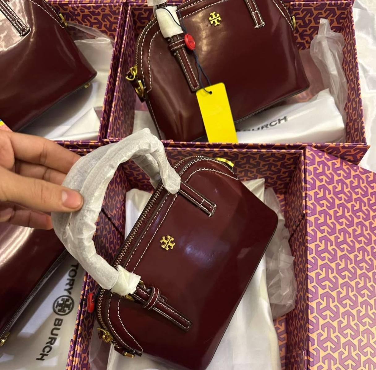 Tory Burch
90 dhs✅
with box
🎁🎁🎁
Zain07
♥️♥️♥️