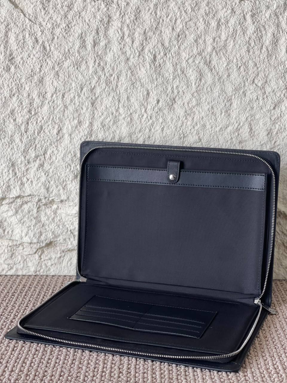 MONTBLANC
Laptop Sleeve
Master Quality
Available
600 dhs🇦🇪🇦🇪
Zain179
♥️♥️♥️