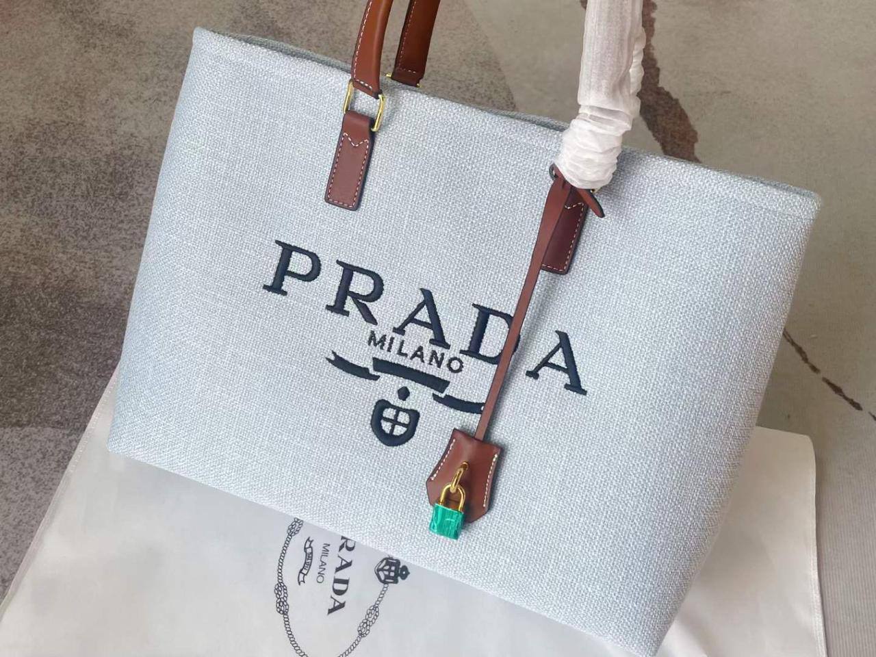 Prada
Chloe
110 dhs
With box
Zain143
♥️♥️♥️