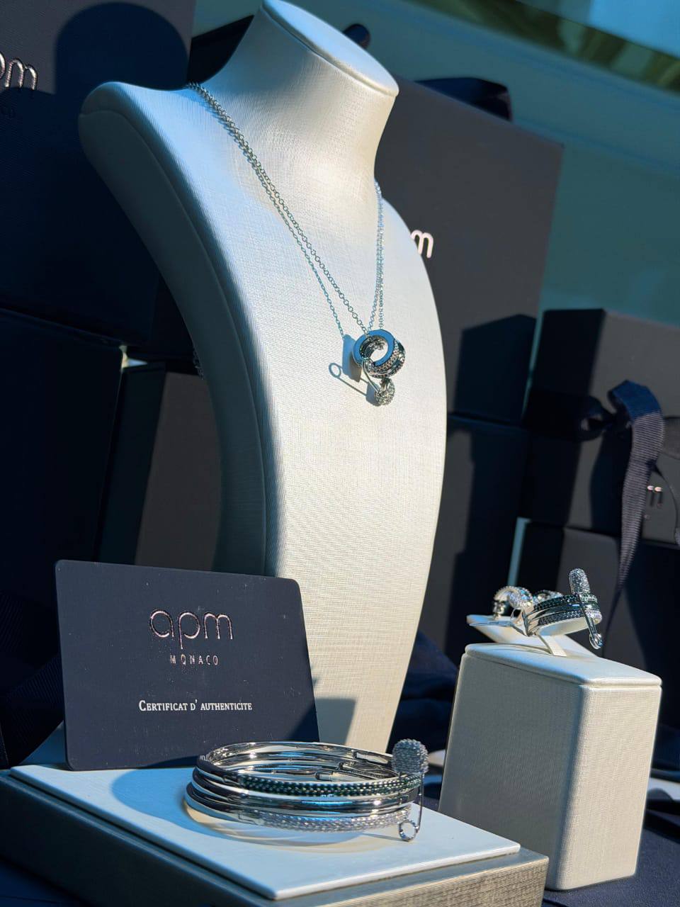 APM SET
✨💫MASTER
FULL SET
250 DHS✅
WITH BOX AND PAPER BAG🎁🛍️
Zain89
♥️♥️♥️