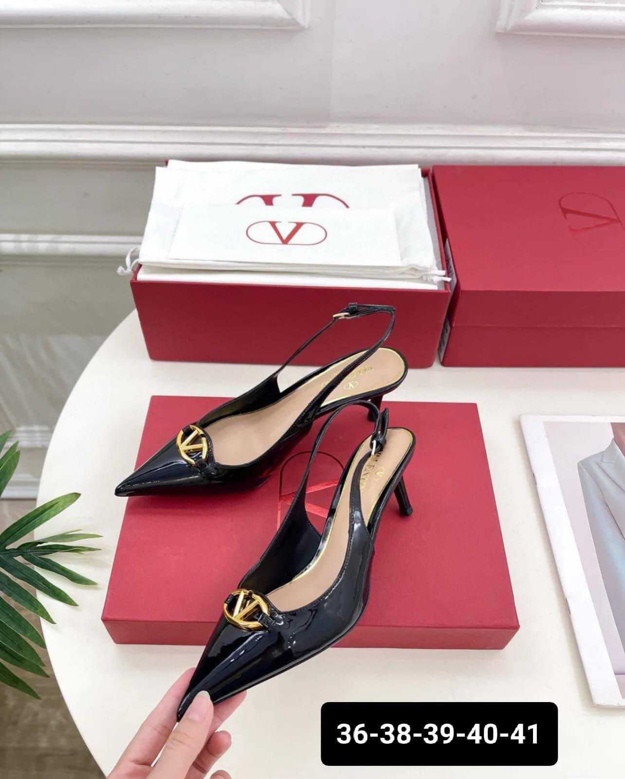 VALENTINO HEEL
GOOD QUALITY
95 dhs👑
Zain40
♥️♥️♥️