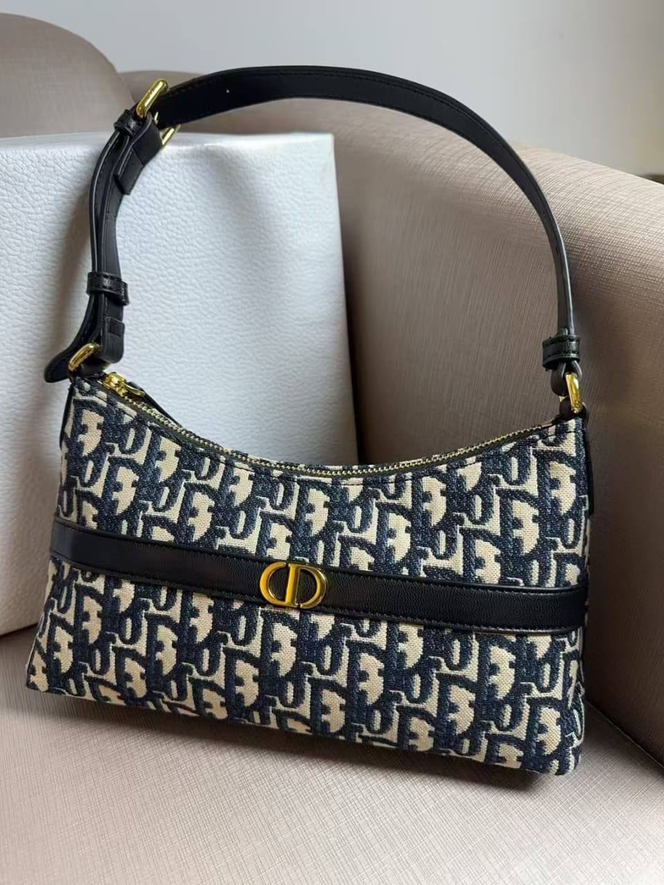 Dior
80 dhs🪙💕
high quality
With box
🎁🎁🎁
Zain26
♥️♥️♥️