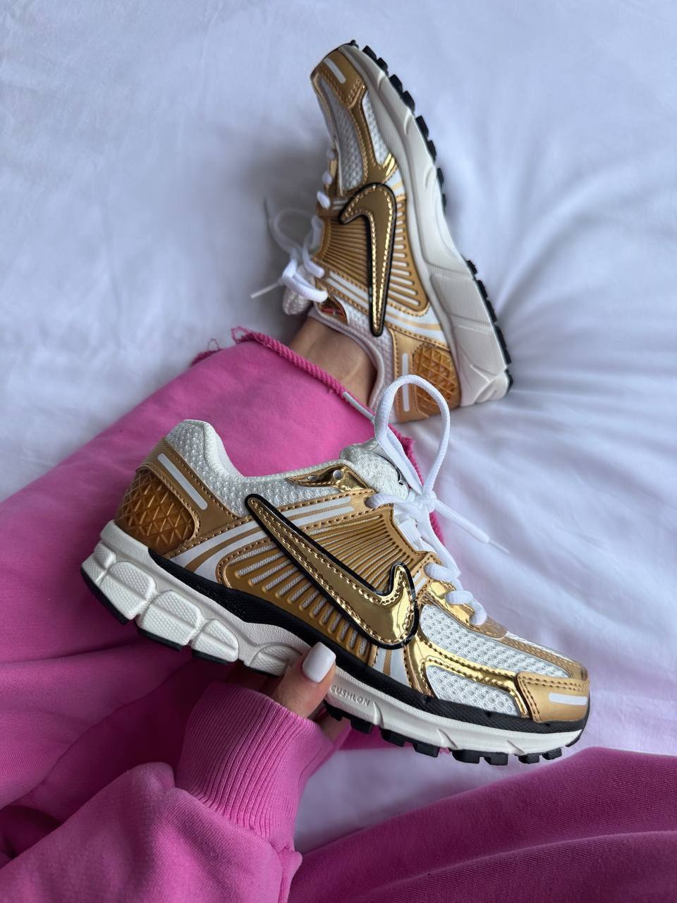 Nike Zoom Vomero 5 Metallic Gold 下,
Size 36-40 ,
180 dhs✅
Zain18
♥️♥️♥️
