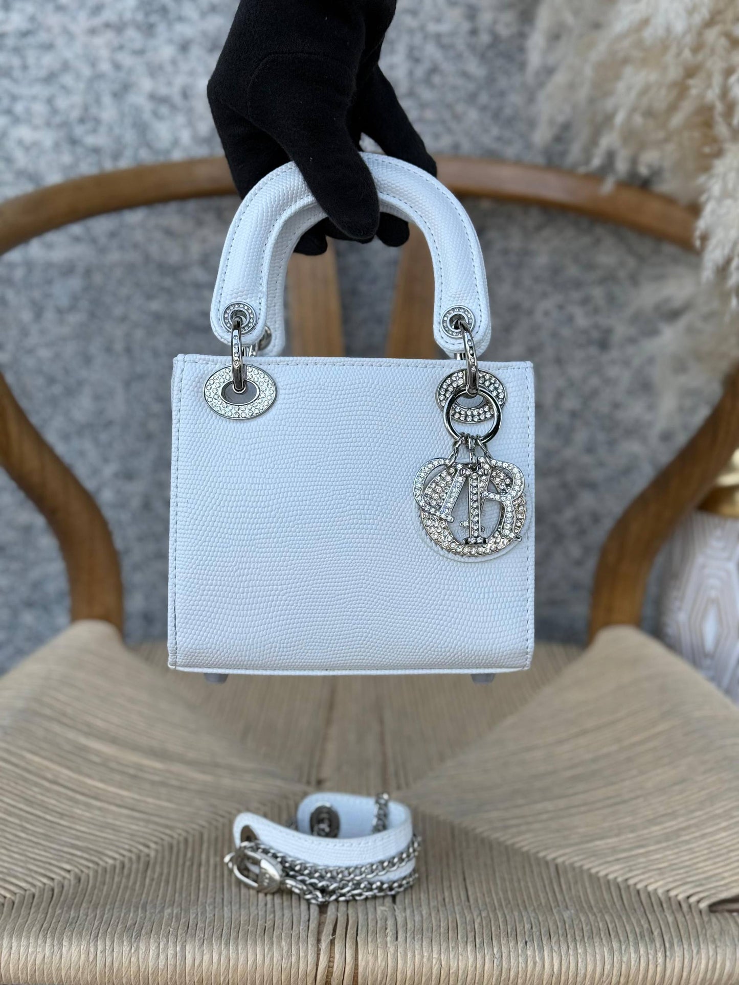 DIOR
17cm
340 dhs🗽
Top quality
With box🎁
Zain167