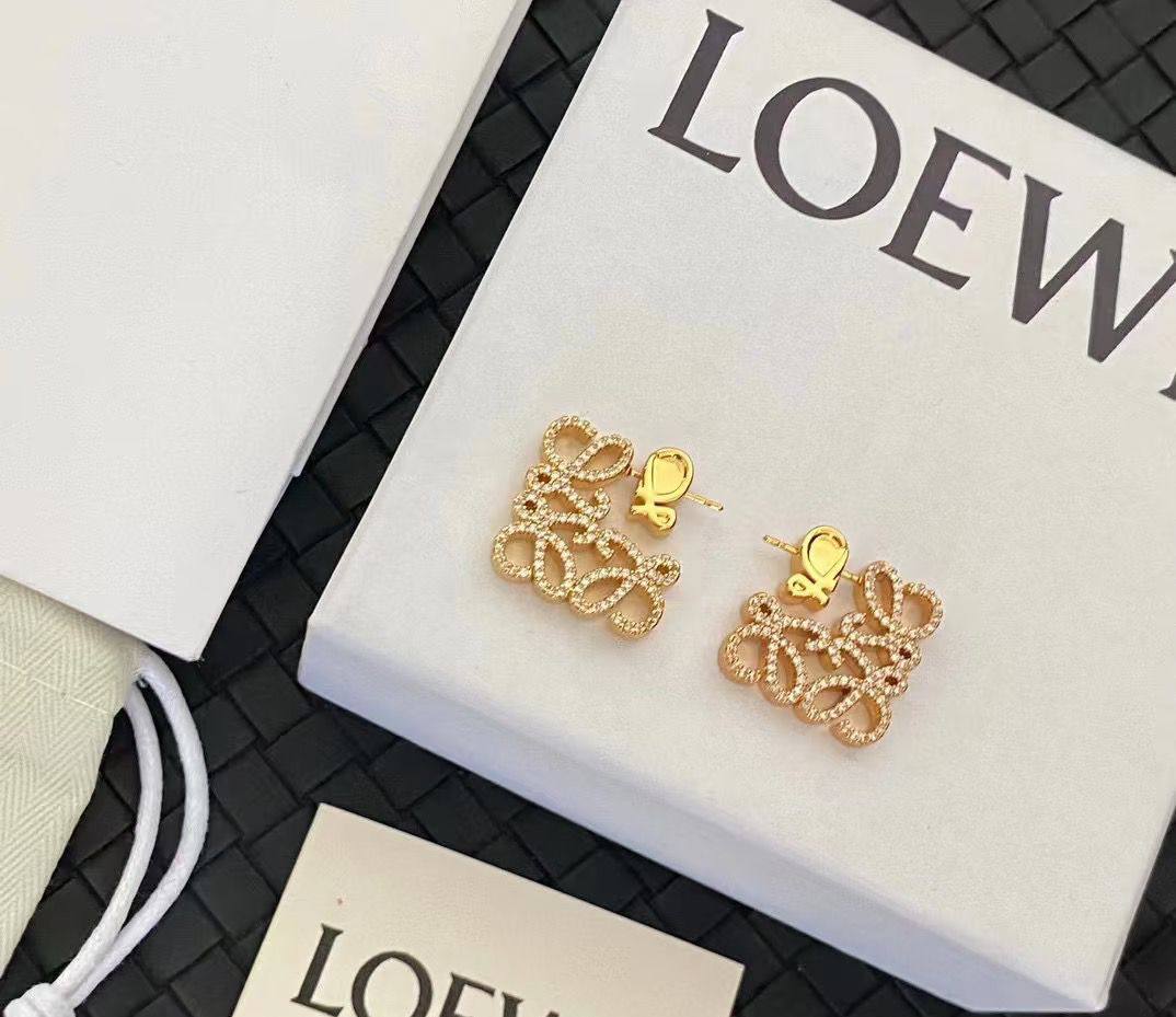LOEWE
Earing’s
50 dhs🪙🖤
Zain263
♥️♥️♥️