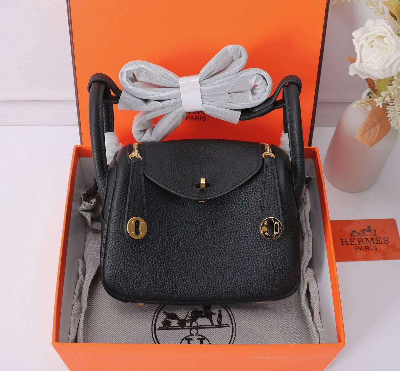 HERMES LINDY 
COPY ONE  
NEW CAME 
WITH BOX 
🎁🎁🎁
220 dhs🪙
 (leather)……
SIZE: MINI 18 cm
Zain39
♥️♥️♥️