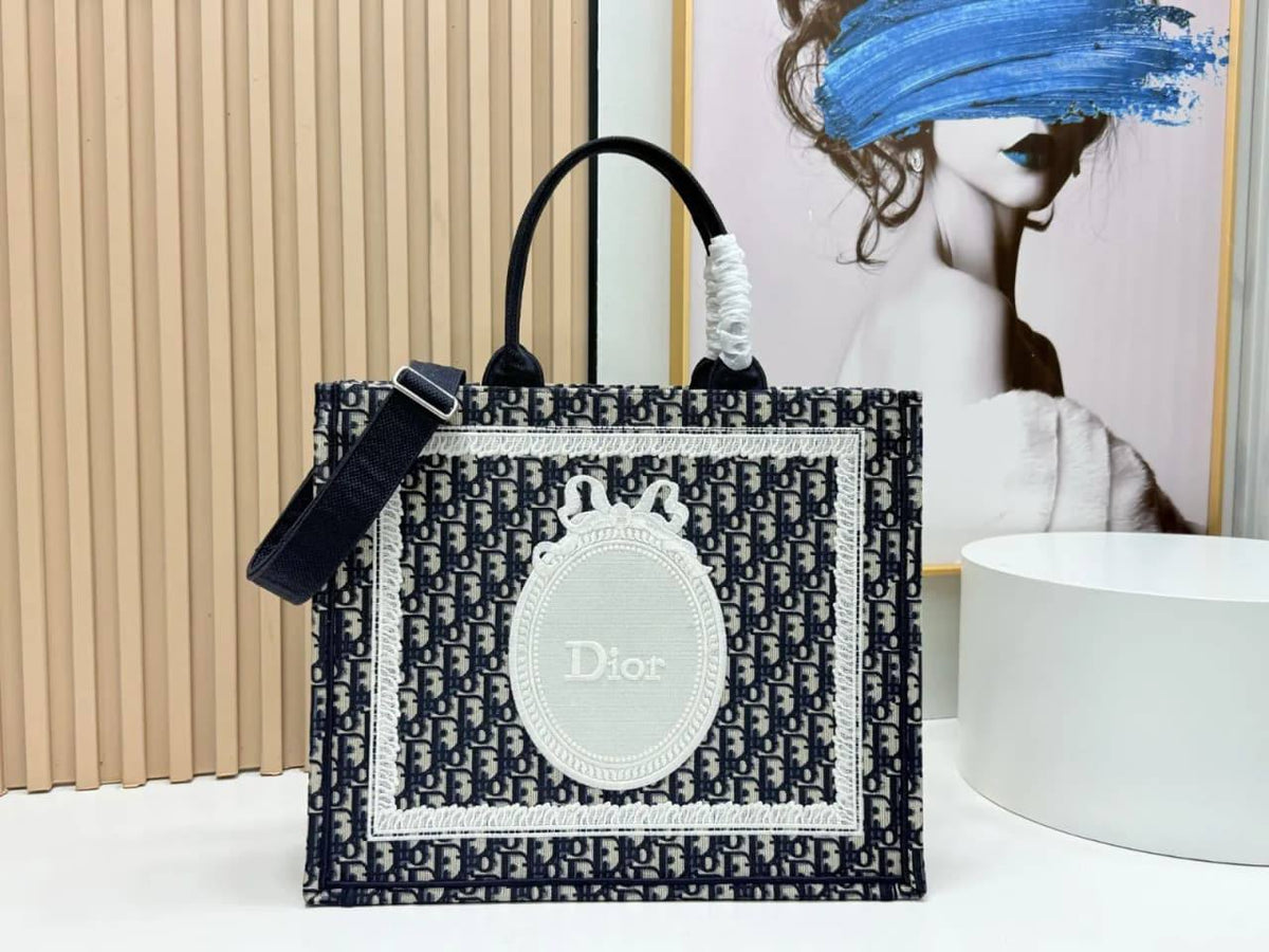 Dior Bag
41Cm 360 dhs🇦🇪🇦🇪
36Cm. 340 dhs🇦🇪🇦🇪
Good Quality
Zain131
♥️♥️♥️