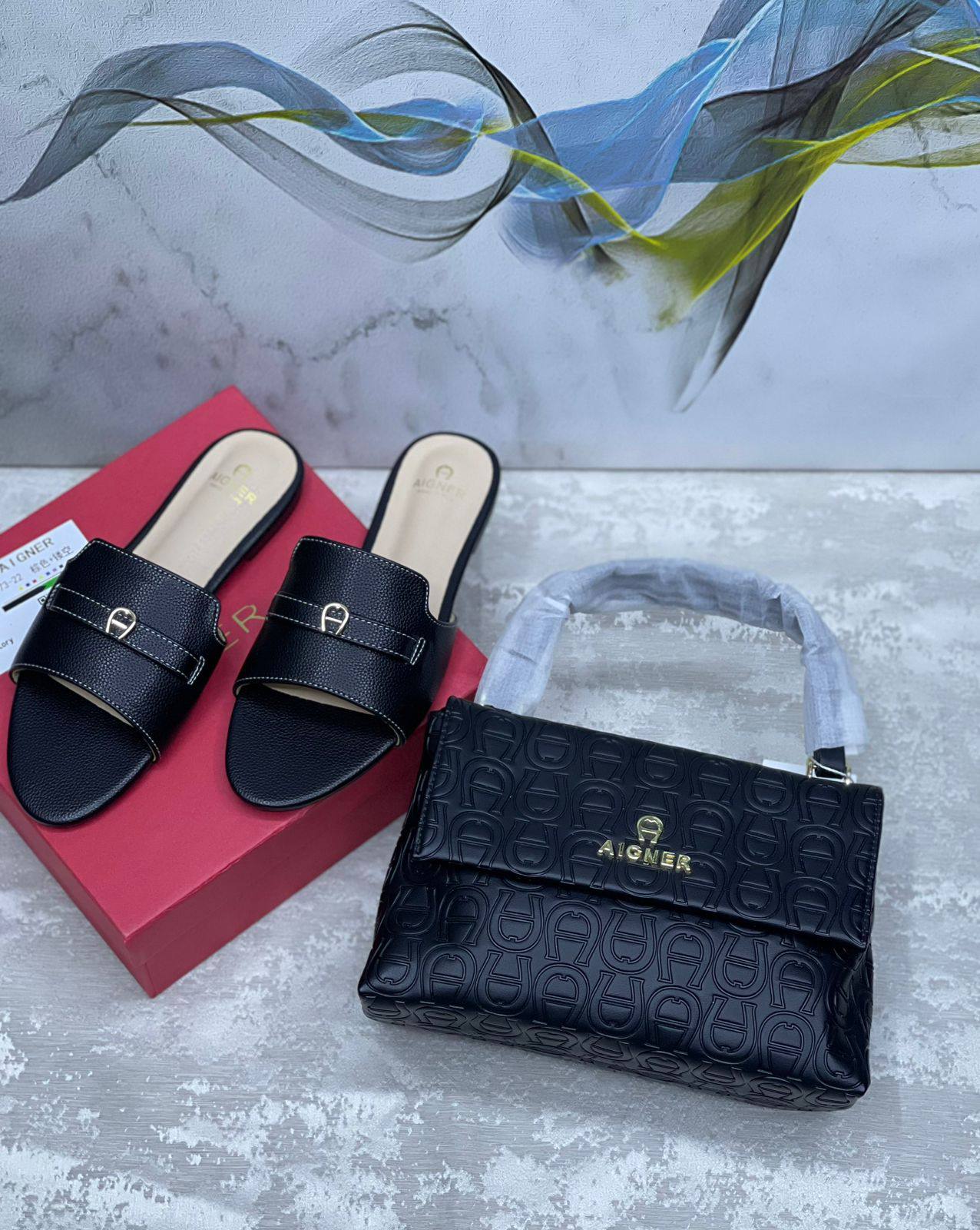 Aigner
shoes and bag set
170 dhs❣️
Zain175
♥️♥️♥️