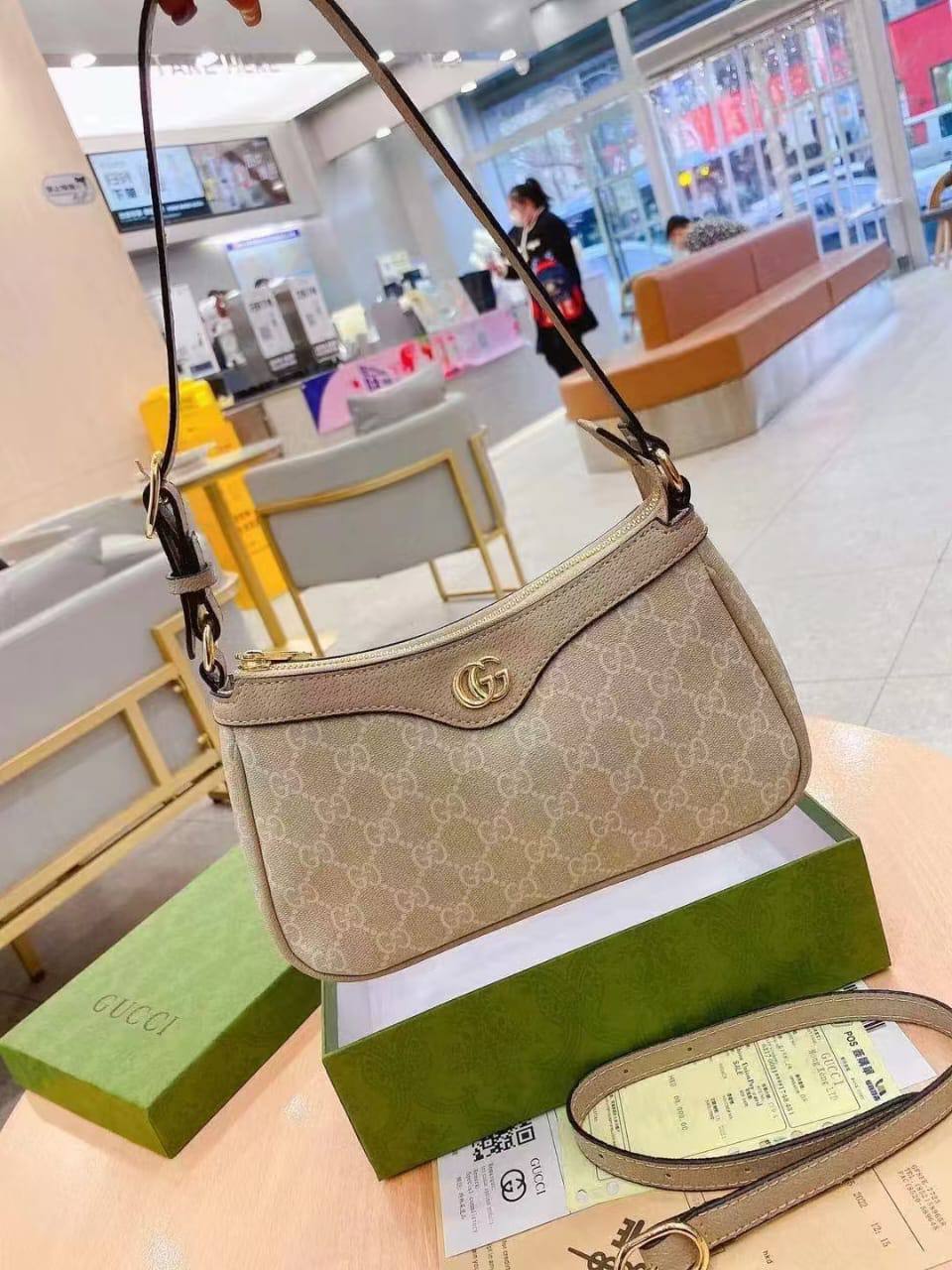 Gucci
90 dhs✅
Good quality
Size: 25cm
with box
🎁🎁🎁
Zain74
♥️♥️♥️