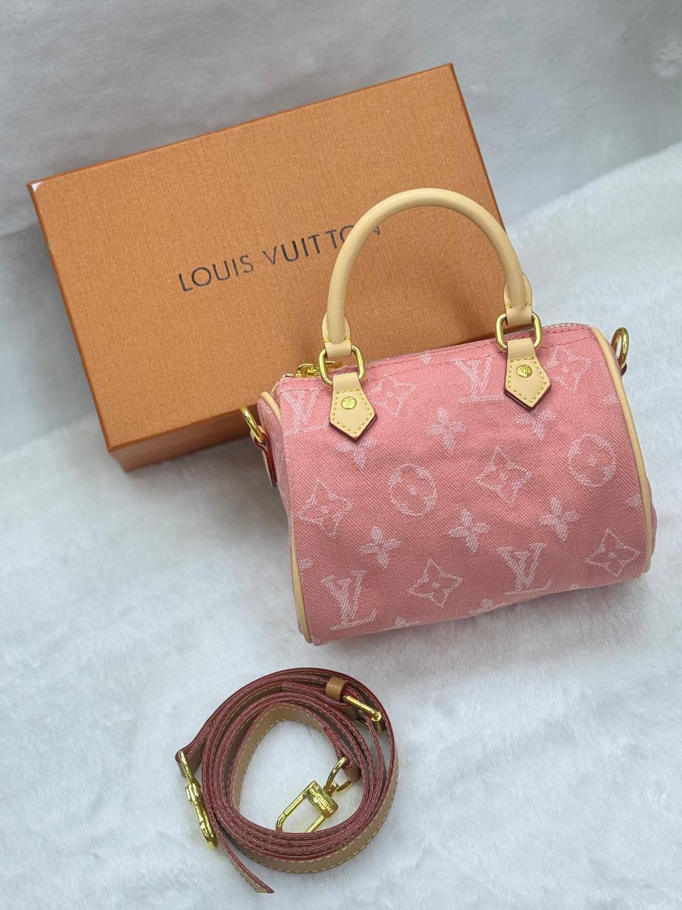 LV SPEEDY
GOOD QUALITY 💯
85 dhs✅
WITH BOX 📦
Zain28
♥️♥️♥️