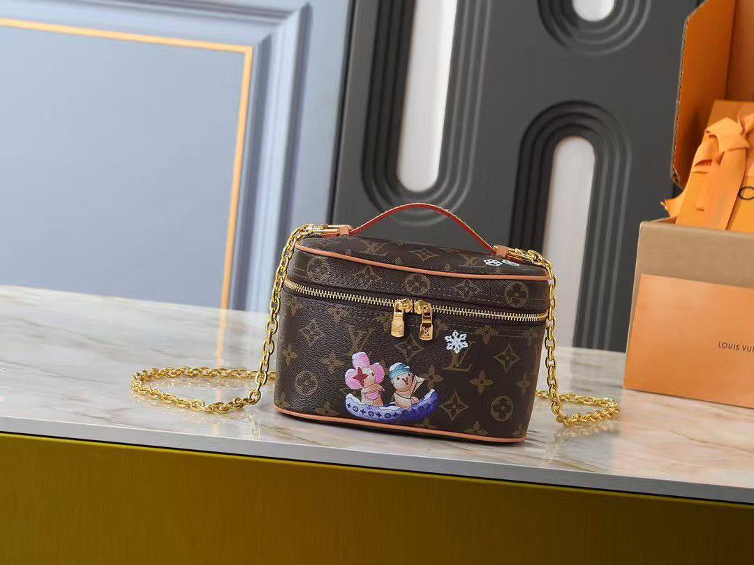 Lv
Christmas limited bag
Size 20cm
230 dhs🪙🌨️
Zain189
♥️♥️♥️