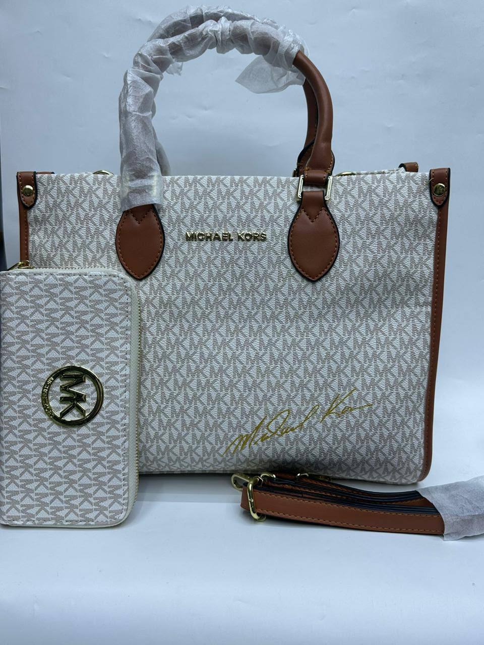 Mk
Good quality
Size:35*cm
100 dhs🇦🇪🇦🇪
Zain70
♥️♥️♥️